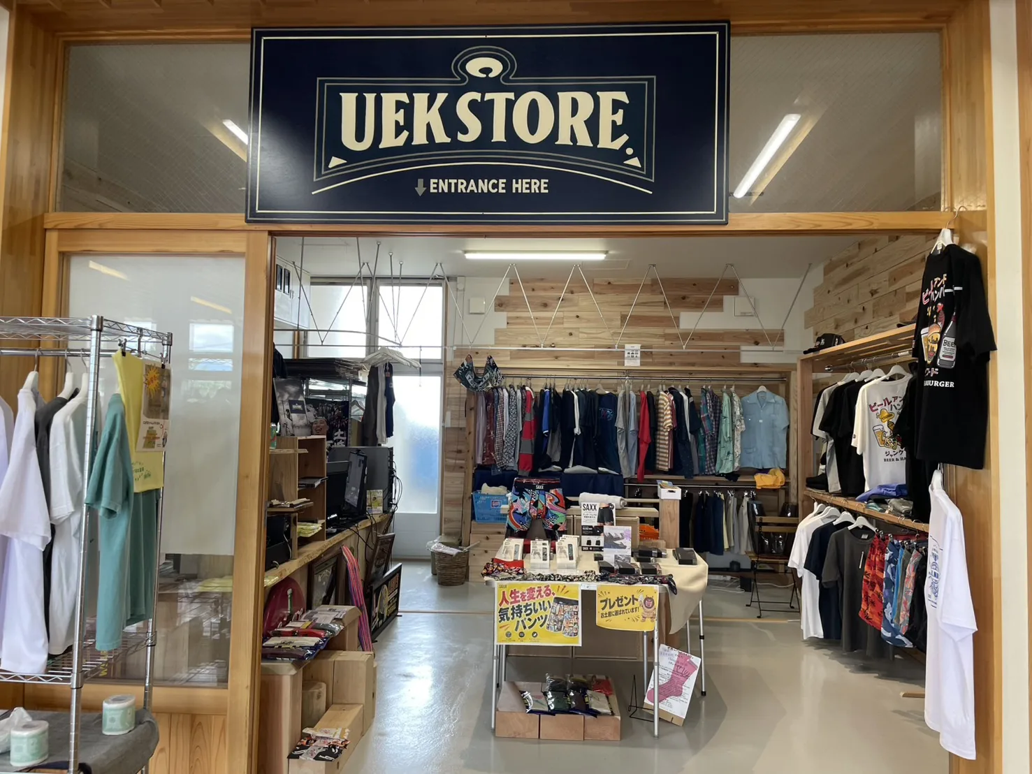 UEK STORE の店舗入口。アパレルと雑貨が並ぶ売り場